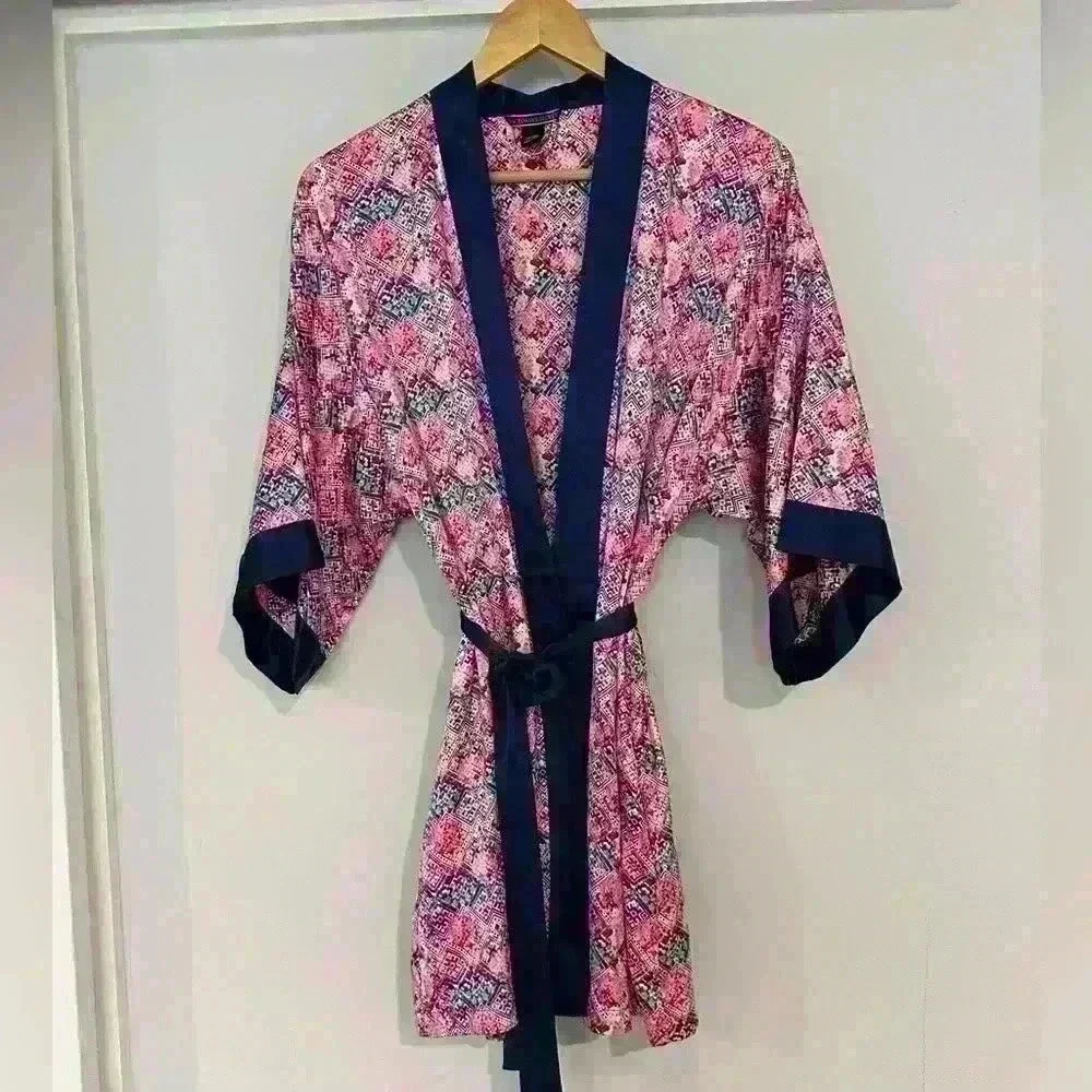 Victoria’s Secret‎ Robe with pockets and tie size small/medium